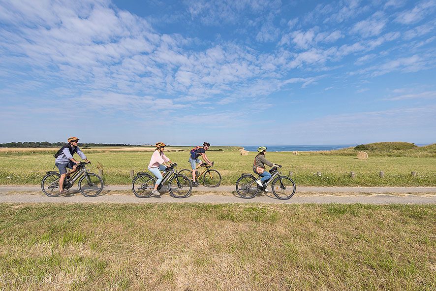 Vélos près de la Batterieallemande de Longues-sur-Mer